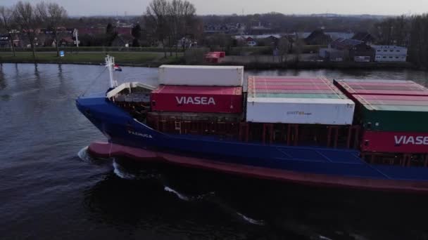 Frachtschiffe Wasser Luftaufnahme Über Dem Fluss Drohne Steigt Auf — Stockvideo