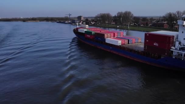 Navires Fret Dans Eau Vue Aérienne Dessus Fleuve Drone Monte — Video