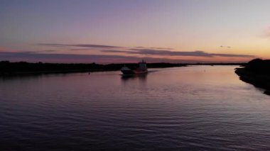 Yük gemileri suda. Nehrin yukarısındaki hava manzarası. Drone yükseliyor.