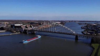 Hollanda, Güney Hollanda 'da Hendrik-Ido-Ambacht yakınlarındaki Noord Nehri' nde, Köprü Altında Denizci Gemisi. - Havadan çekim.