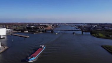 Hollanda, Hendrik-Ido-Ambach yakınlarındaki Nehir Noord Köprüsü 'nde Köprüsü olan Idyllic Waterway' deki ticaret gemisi. - Havadan çekim.