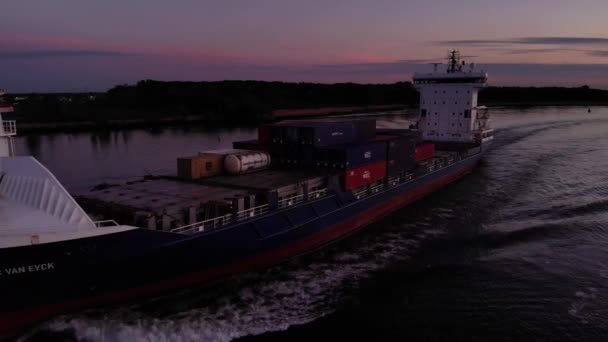 水の中の貨物船 川の上の空中の景色 ドローンが上がる — ストック動画