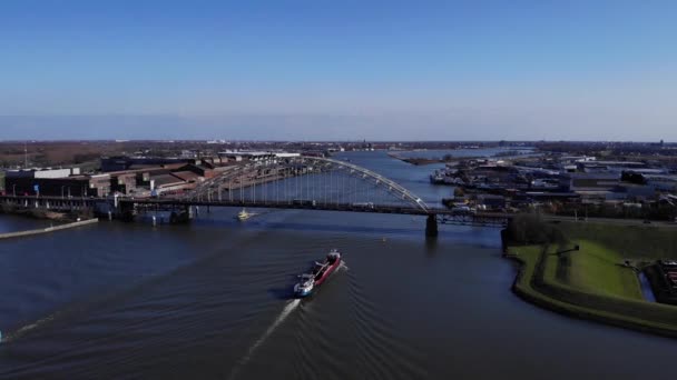 Flygfoto Över Bågbro Med Pråm Segling Vid Noord River Bright — Stockvideo