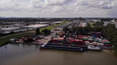 Hollanda, Ridderkerk 'teki kargo konteynır nakil tesisinin hava görüntüsü. Dolly Sağa