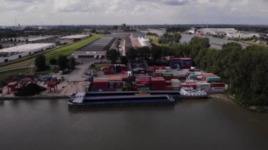 Hollanda, Ridderkerk 'teki kargo konteynır nakil tesisinin hava görüntüsü. Dolly İleri
