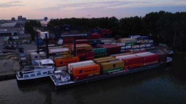 Gantry Crane kargo konteynırını yükleme tesisinde gemiye indiriyor. Kilitli 