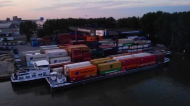 Gantry Crane, Ridderkerk 'teki yükleme tesisinde kargo konteynırını gemiye taşıyor. Kilitli 