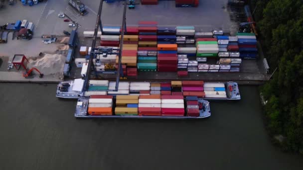 Bovenaanzicht Vanuit Lucht Van Gantry Crane Bewegende Vrachtcontainers Bij Laadfaciliteit — Stockvideo