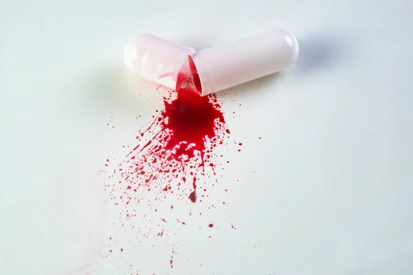 Capsula Bianca Aperta Pillola Con Fuoriuscita Sangue Sfondo Bianco — Foto Stock