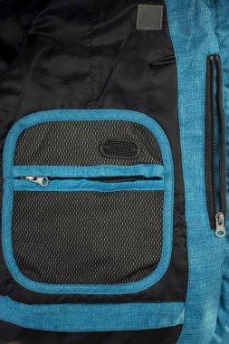 İç ağ cebi ve bir ceket veya sırt çantasının fermuarı, fonksiyonel tasarım ve malzeme detaylarını vurguluyor