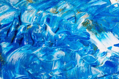 Mavi ve beyaz akrilik boya, altın parıltılı parçacıklar, karışık desenli yumuşak odaklanma.