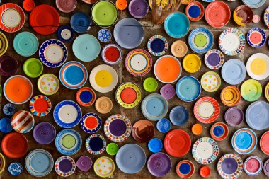 Duvardaki renkli yemek