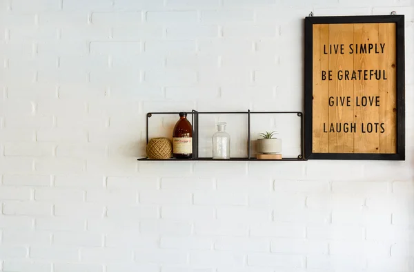 Beyaz duvar kağıdı ve şişe