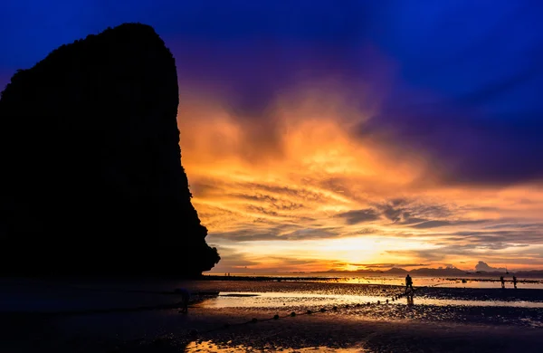 Cliff ve günbatımı