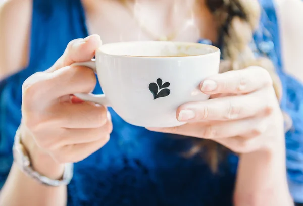 Bir fincan sıcak kahve.