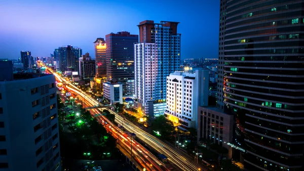 Gece trafik ve ışık otomobil