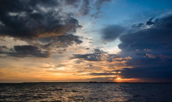 güzel gün batımı ve deniz