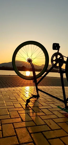 Kopfüber Fahrrad Bei Sonnenuntergang — Stockfoto