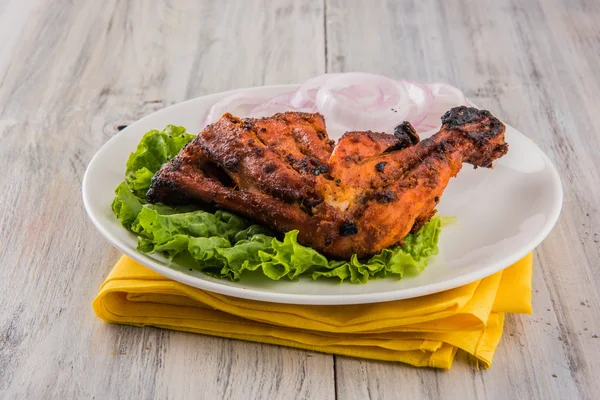 탄두리 치킨 다리, 탄두리 치킨, 인도 매운 음식, 샐러드, 인도 함께 맛 있는 탄두리 치킨 다리 조각 — 스톡 사진