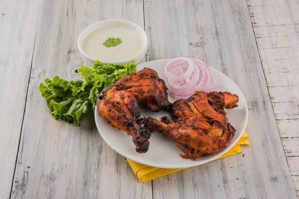 Perna de frango tandoori, Frango Tandoori, Comida picante indiana, Pedaço de perna de frango Tandoori delicioso com salada, Índia — Fotografia de Stock