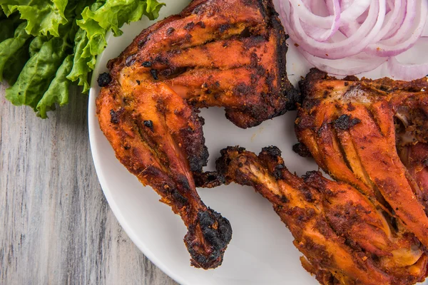 Tandoori chicken leg, Tandoori Chicken , Indian spicy food, Delicious Tandoori chicken leg piece with Salad, India — Stock Photo, Image