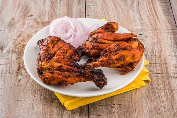 Tandır tavuk bacak, Tandoori tavuk, Hint baharatlı yemek, salata, Hindistan ile Delicious Tandoori tavuk bacak parçası — Stok fotoğraf