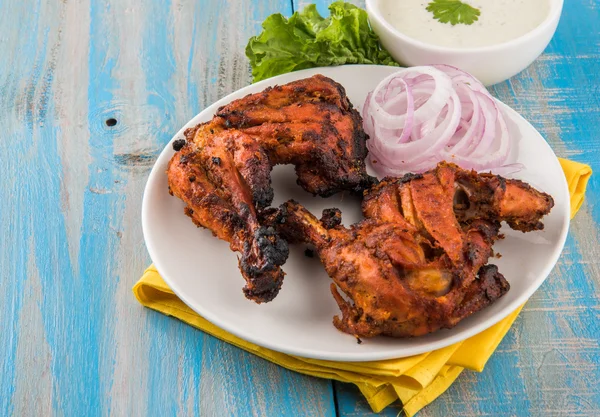 Tandoori chicken leg, Tandoori Chicken , Indian spicy food, Delicious Tandoori chicken leg piece with Salad, India — Stock Photo, Image