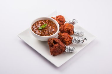 Tavuk lolipop veya tavuk winglet ketçapla, seçici odak servis