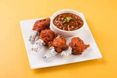 Tavuk lolipop veya tavuk winglet ketçapla, seçici odak servis