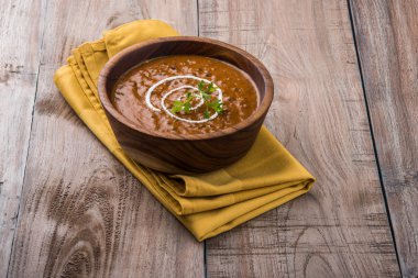 dal makhani veya dal makhani veya Hint makhni, izole bir kapta, servis