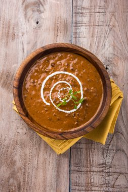 dal makhani veya dal makhani veya Hint makhni, izole bir kapta, servis