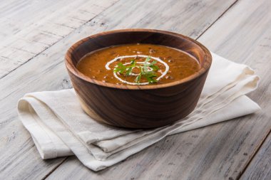 dal makhani veya dal makhani veya Hint makhni, izole bir kapta, servis