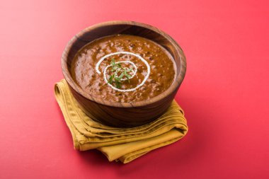 dal makhani veya dal makhani veya Hint makhni, izole bir kapta, servis