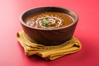 dal makhani veya dal makhani veya Hint makhni, izole bir kapta, servis