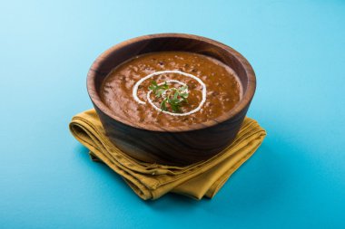 dal makhani veya dal makhani veya Hint makhni, izole bir kapta, servis