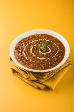dal makhani veya dal makhani veya Hint makhni, izole bir kapta, servis