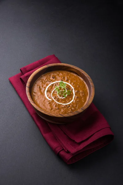 Dal makhani veya dal makhani veya Hint makhni, izole bir kapta, servis — Stok fotoğraf