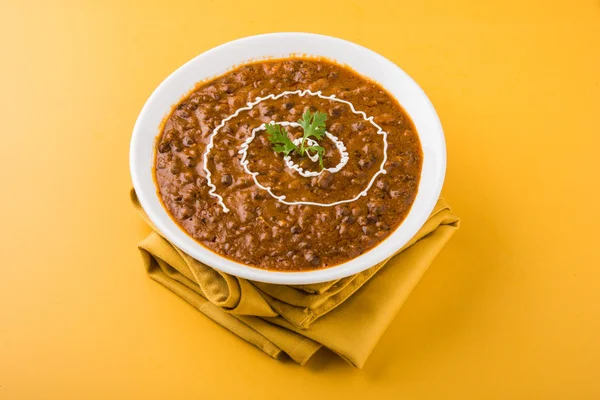 Dal makhani czy dal makhani lub makhni daal, serwowane w misce, na białym tle — Zdjęcie stockowe