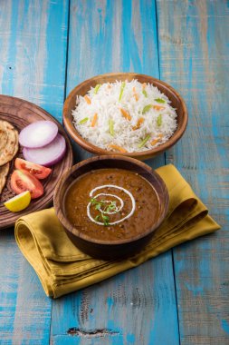 Dal Makhani veya Hint makhni veya Hint makhani, Hint öğle/akşam madde sade pilav ve tereyağı Roti, Chapati, Paratha ve salata ile servis