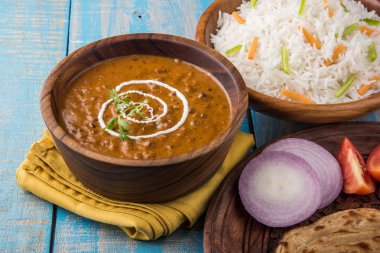 Dal Makhani veya Hint makhni veya Hint makhani, Hint öğle/akşam madde sade pilav ve tereyağı Roti, Chapati, Paratha ve salata ile servis