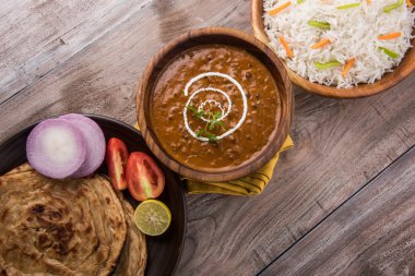 Dal Makhani veya Hint makhni veya Hint makhani, Hint öğle/akşam madde sade pilav ve tereyağı Roti, Chapati, Paratha ve salata ile servis