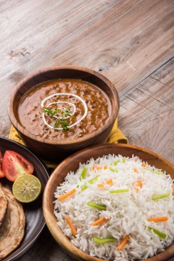 Dal Makhani veya Hint makhni veya Hint makhani, Hint öğle/akşam madde sade pilav ve tereyağı Roti, Chapati, Paratha ve salata ile servis