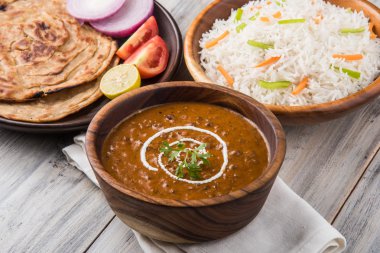 Dal Makhani veya Hint makhni veya Hint makhani, Hint öğle/akşam madde sade pilav ve tereyağı Roti, Chapati, Paratha ve salata ile servis