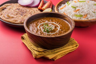 Dal Makhani veya Hint makhni veya Hint makhani, Hint öğle/akşam madde sade pilav ve tereyağı Roti, Chapati, Paratha ve salata ile servis