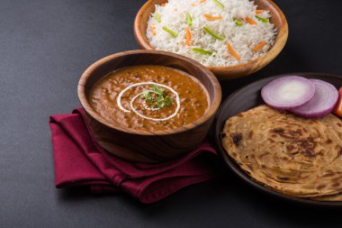 Dal Makhani veya Hint makhni veya Hint makhani, Hint öğle/akşam madde sade pilav ve tereyağı Roti, Chapati, Paratha ve salata ile servis
