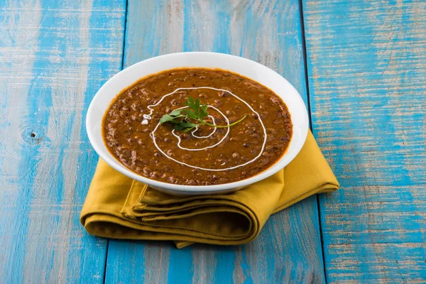 Dal makhani veya dal makhani veya Hint makhni, izole bir kapta, servis — Stok fotoğraf