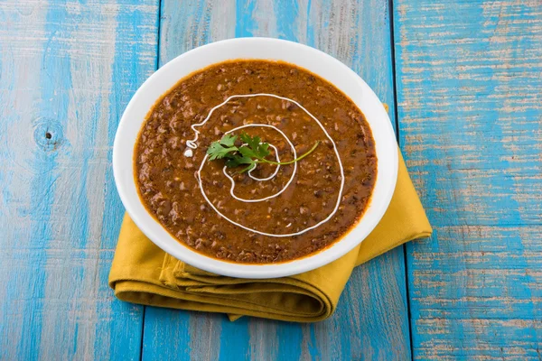 Dal makhani veya dal makhani veya Hint makhni, izole bir kapta, servis — Stok fotoğraf