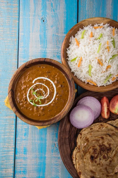 Dal Makhani or daal makhni or Daal makhani, indian lunch/dinner item served with plain rice and butter Roti, Chapati, Paratha and salad — Stock Photo, Image