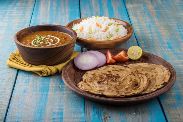 Dal Makhani or daal makhni or Daal makhani, indian lunch/dinner item served with plain rice and butter Roti, Chapati, Paratha and salad — Stock Photo, Image