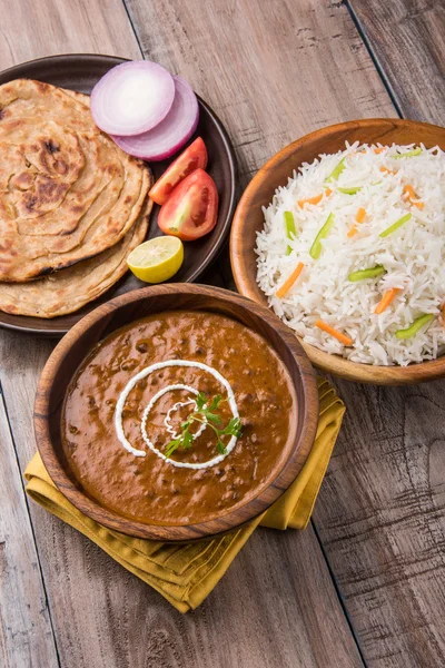 Dal Makhani ou daal makhni ou Daal makhani, almoço indiano / jantar servido com arroz simples e manteiga Roti, Chapati, Paratha e salada — Fotografia de Stock